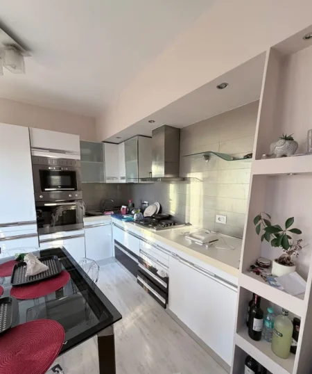Tirane, jepet me qera apartament 1+1 Kati 8, 78 m² 600 € (Materniteti i Ri)