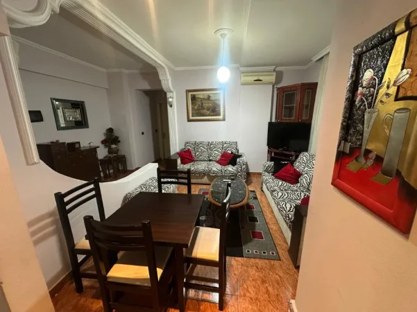 Tirane, jepet me qera apartament 2+1+Ballkon Kati 7, 90 m² 500 € (Laprake)