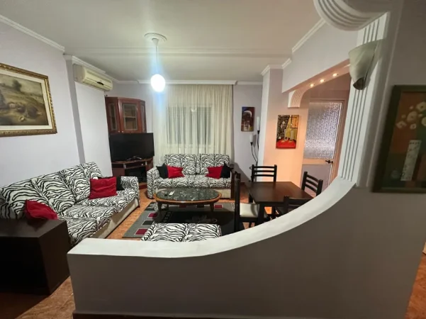 Tirane, jepet me qera apartament 2+1+Ballkon Kati 7, 90 m² 500 € (Laprake)