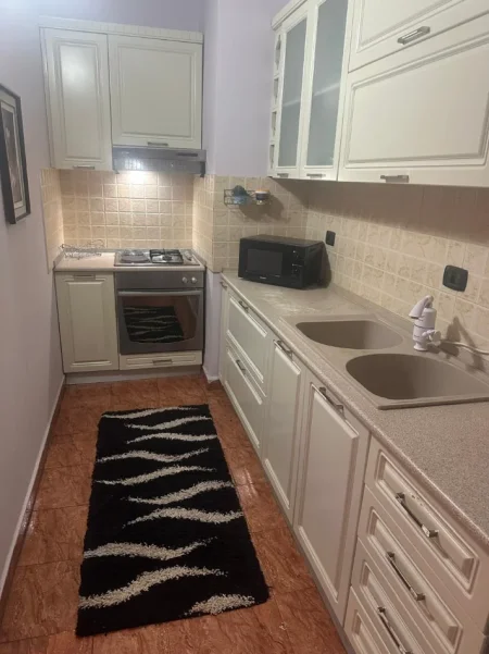 Tirane, jepet me qera apartament 2+1+Ballkon Kati 7, 90 m² 500 € (Laprake)