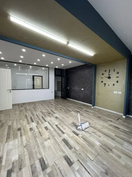 Tirane, jepet me qera zyre Kati 4, 110 m² 1.400 € (SHESHI WILLSON)