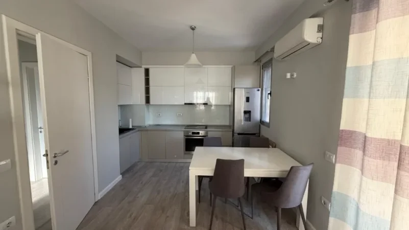 Tirane, jepet me qera apartament 2+1+Ballkon Kati 4, 80 m² 690 € (Liqeni i Thate)