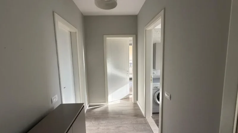 Tirane, jepet me qera apartament 2+1+Ballkon Kati 4, 80 m² 690 € (Liqeni i Thate)