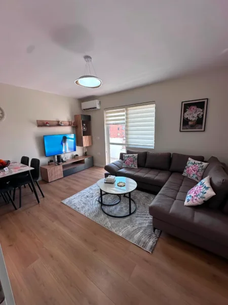 Tirane, jepet me qera apartament 3+1+Aneks+Ballkon Kati 5, 85 m² 700 € (brryli)