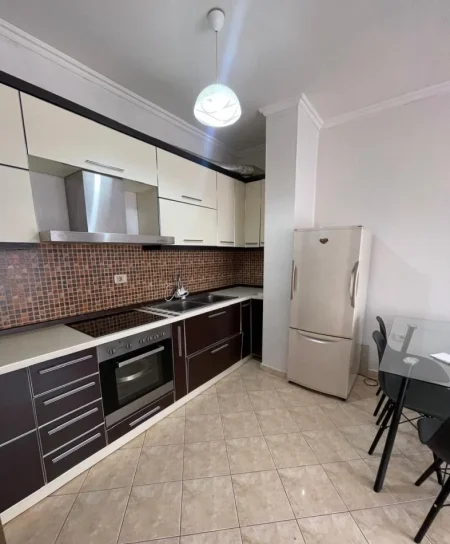 Tirane, jepet me qera apartament 1+1 Kati 5, 60 m² 400 € (Yzberisht)