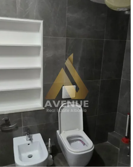 Tirane, jepet me qera apartament 2+1+Ballkon Kati 5, 93 m² 700 € (Rruga Vasil Shanto)