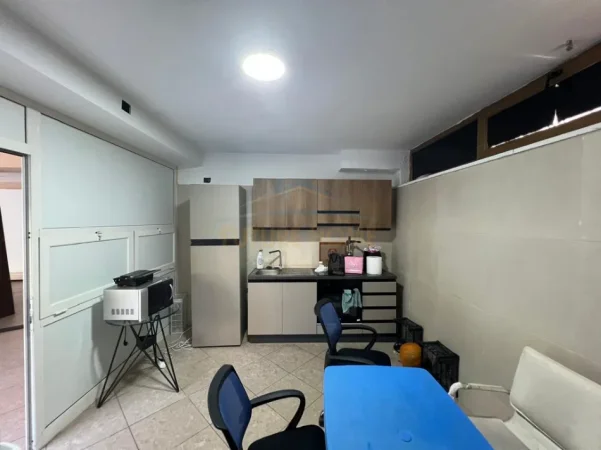 Qera, Ambient për Zyrë, Pazari i Ri 0696069906