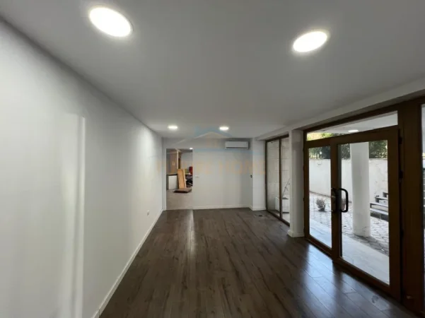 Qera, Ambient për Zyrë, Pazari i Ri 0696069906