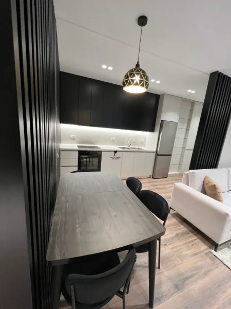 Tirane, jepet me qera apartament 2+1 Kati 7, 84 m² 700 € (ISH FUSHA E AVIACIONIT)
