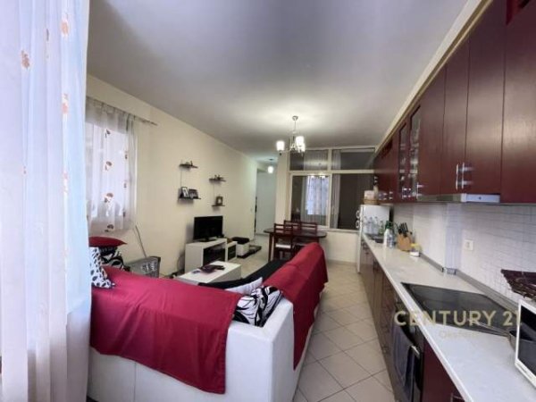 Shitet apartament 3+1+2 me hipoteke, 111 m2, kati 2, ne astir!