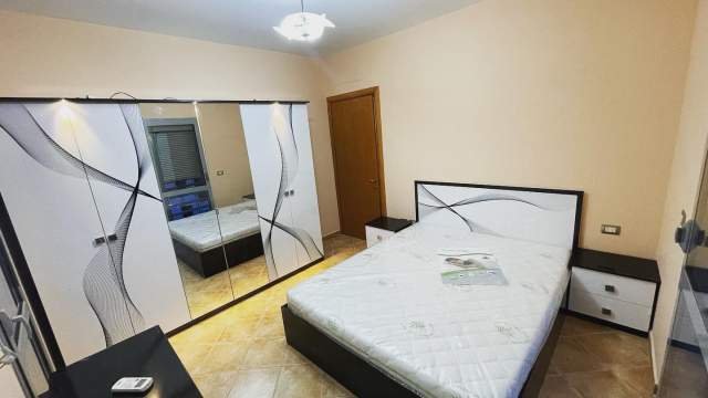 Tirane, jepet me qera apartament 2+1 500 Euro