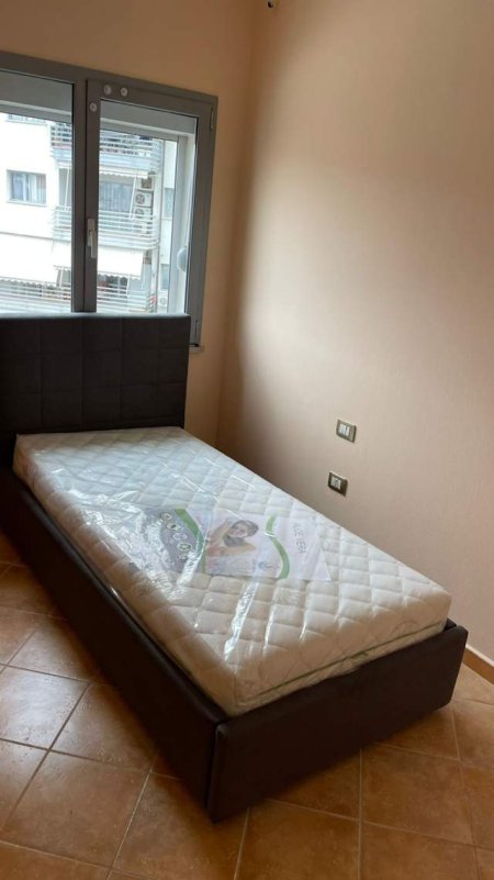 Tirane, jepet me qera apartament 2+1 500 Euro