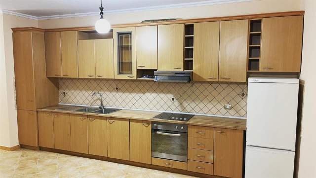 Tirane, jepet me qera apartament 2+1 500 Euro