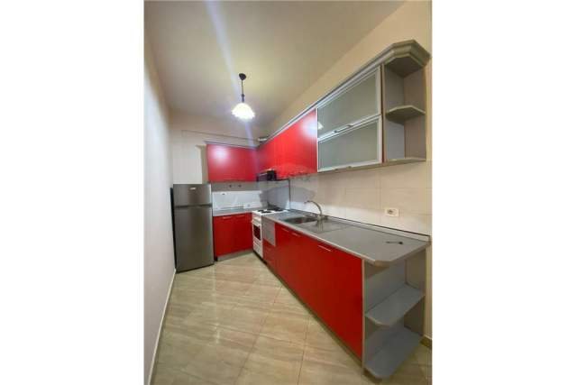 Tirane, jepet me qera apartament 1+1 Kati 3, 70 m² 450 Euro (Rruga barrikadave)