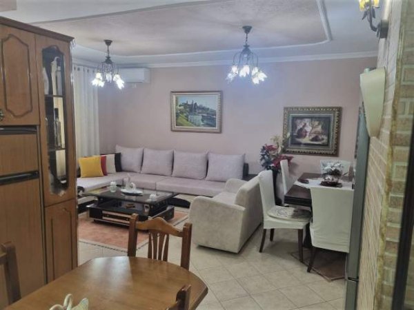 Tirane, jepet me qera apartament 2+1 Kati 7, 102 m² 550 Euro (Rruga e Barrikadave)