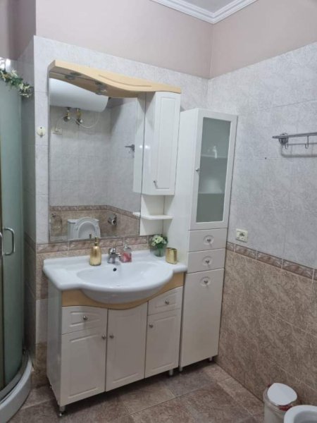 Tirane, jepet me qera apartament 2+1 Kati 7, 102 m² 550 Euro (Rruga e Barrikadave)