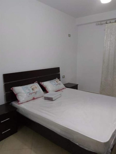 Tirane, jepet me qera apartament 1+1 350 Euro