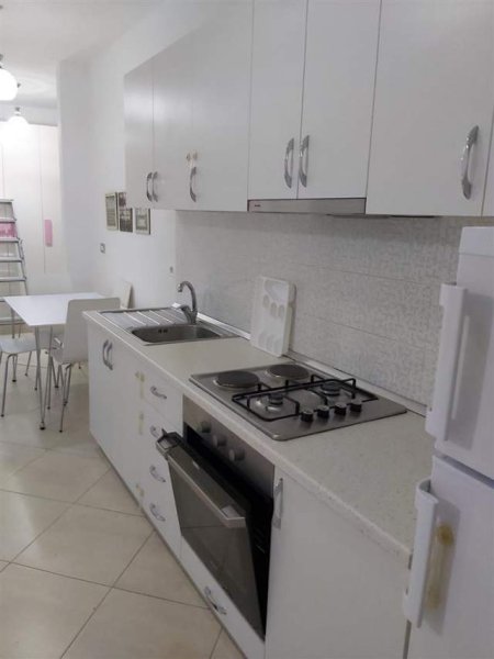 Tirane, jepet me qera apartament 1+1 350 Euro