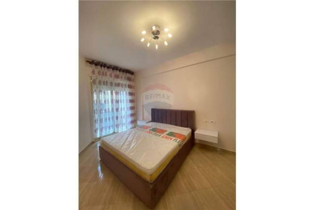 Tirane, jepet me qera apartament 1+1 Kati 3, 70 m² 450 Euro (Rruga barrikadave)