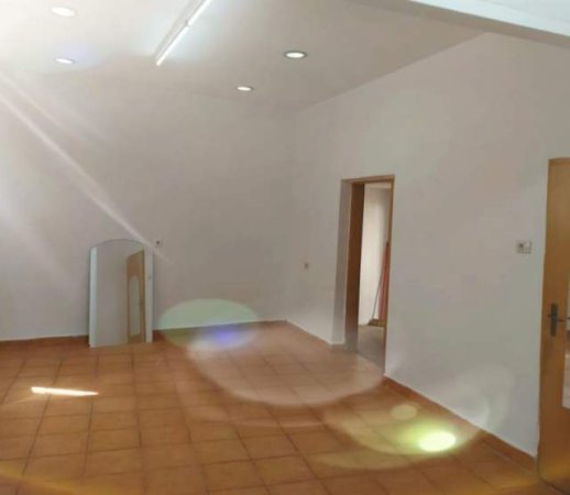 Tirane, jepet me qera dyqan Kati 0, 51 m² 83.000 Leke (Cameria)
