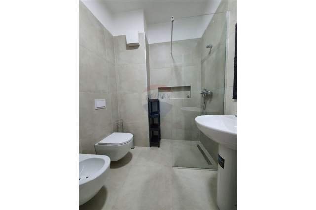 Tirane, jepet me qera apartament 1+1 Kati 5, 80 m² 500 Euro (komuna)