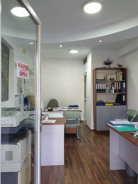 Tirane,Shitet Njësi /Dyqan /Ambjent Biznesi, në një zonë të preferuar, në Unazën Qendrore / Blv.B.Curri, Kati 0 përdhes/ buzë Lanës, përball Min.Jashtme, sipërfaqe 18m², Cmimi 125'000 euro