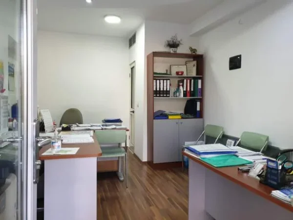 Tirane,Shitet Njësi /Dyqan /Ambjent Biznesi, në një zonë të preferuar, në Unazën Qendrore / Blv.B.Curri, Kati 0 përdhes/ buzë Lanës, përball Min.Jashtme, sipërfaqe 18m², Cmimi 155'000 euro