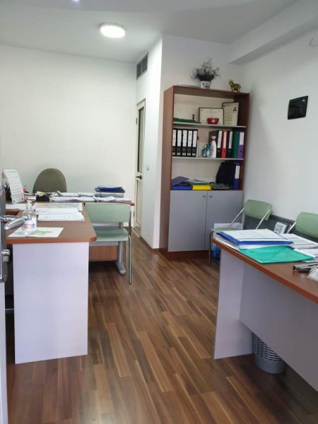 Tirane,Shitet Njësi /Dyqan /Ambjent Biznesi, në një zonë të preferuar, në Unazën Qendrore / Blv.B.Curri, Kati 0 përdhes/ buzë Lanës, përball Min.Jashtme, sipërfaqe 18m², Cmimi 125'000 euro