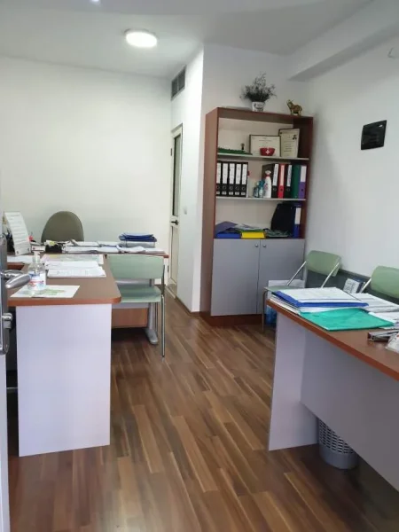 Tirane,Shitet Njësi /Dyqan /Ambjent Biznesi, në një zonë të preferuar, në Unazën Qendrore / Blv.B.Curri, Kati 0 përdhes/ buzë Lanës, përball Min.Jashtme, sipërfaqe 18m², Cmimi 155'000 euro