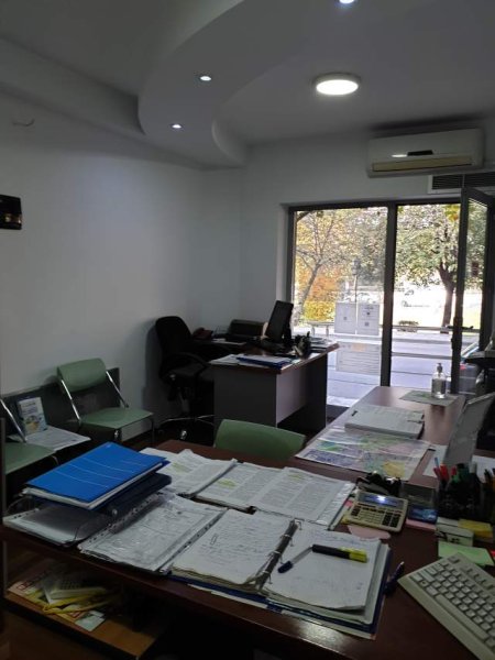 Tirane,Shitet Njësi /Dyqan /Ambjent Biznesi, në një zonë të preferuar, në Unazën Qendrore / Blv.B.Curri, Kati 0 përdhes/ buzë Lanës, përball Min.Jashtme, sipërfaqe 18m², Cmimi 125'000 euro