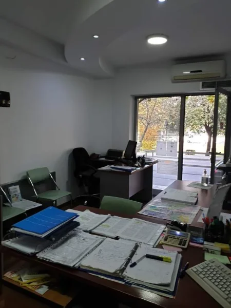 Tirane,Shitet Njësi /Dyqan /Ambjent Biznesi, në një zonë të preferuar, në Unazën Qendrore / Blv.B.Curri, Kati 0 përdhes/ buzë Lanës, përball Min.Jashtme, sipërfaqe 18m², Cmimi 155'000 euro