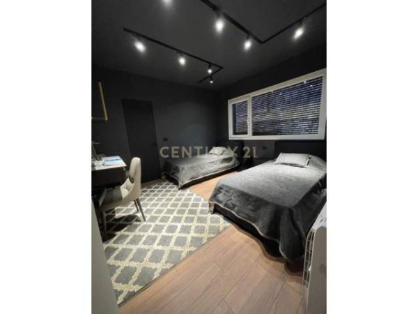 Tirane, jepet me qera Vile 3+1+A+BLK Kati 0, 385 m² 2.000 Euro (Lunder)