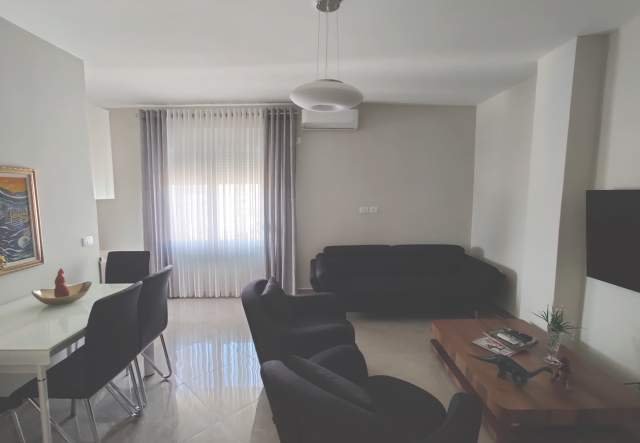 Tirane, jepet me qera apartament 65 m² 450 Euro