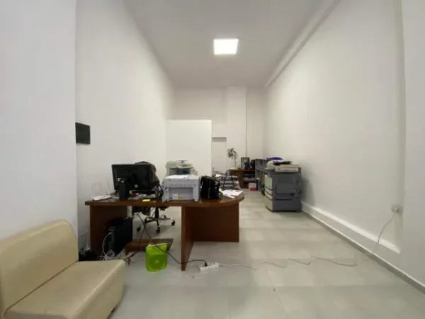 Tirane, shitet ambjent biznesi Kati 0, 49 m² 63.000 Euro (Kompleksi Golden Park)