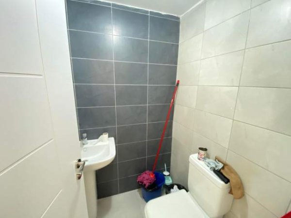 Tirane, shitet ambjent biznesi Kati 0, 49 m² 63.000 Euro (Kompleksi Golden Park)