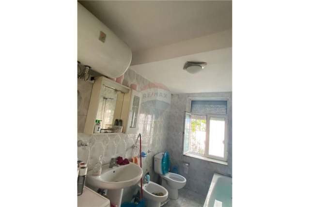 Tirane, jepet me qera apartament 2+1 Kati 1, 85 m² 45.000 Leke (Rruga e Elbasanit)