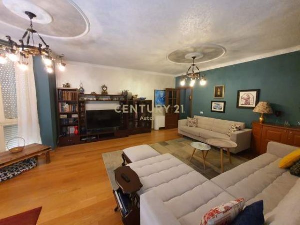 Tirane, jap me qera apartament 3+1+BLK Kati 6, 158 m² 1.200 Euro (Rruga e Barrikadave)