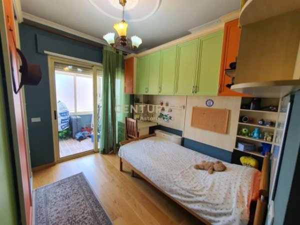 Tirane, jap me qera apartament 3+1+BLK Kati 6, 158 m² 1.200 Euro (Rruga e Barrikadave)