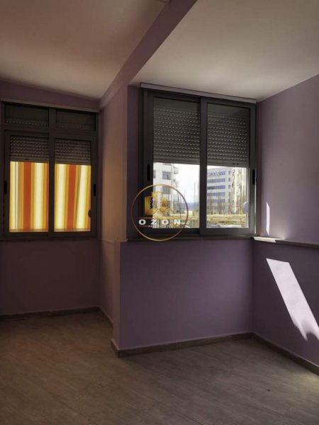 Jepet apartament me qera 3+1  adresa : Zogu i zi !
