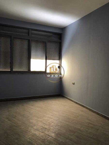 Jepet apartament me qera 3+1  adresa : Zogu i zi !
