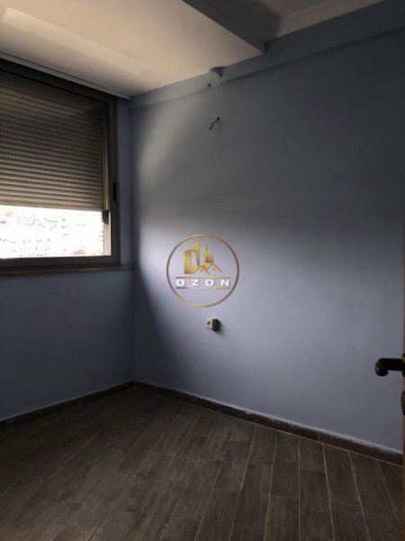 Jepet apartament me qera 3+1  adresa : Zogu i zi !