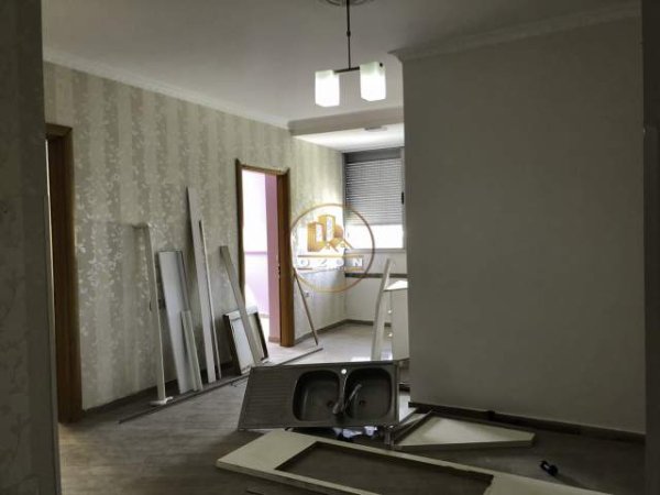 Jepet apartament me qera 3+1  adresa : Zogu i zi !