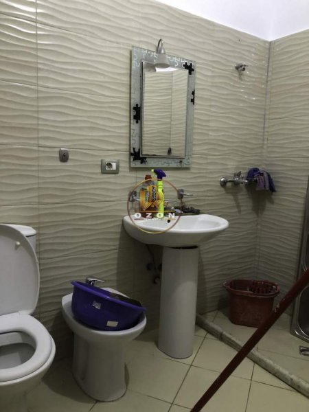 Jepet apartament me qera 3+1  adresa : Zogu i zi !