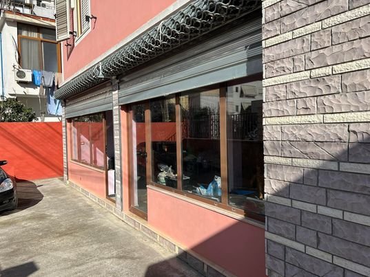 Tirane, jepet me qera ambjent biznesi Kati 0, 150 m² 400 Euro (Unaza E Re)