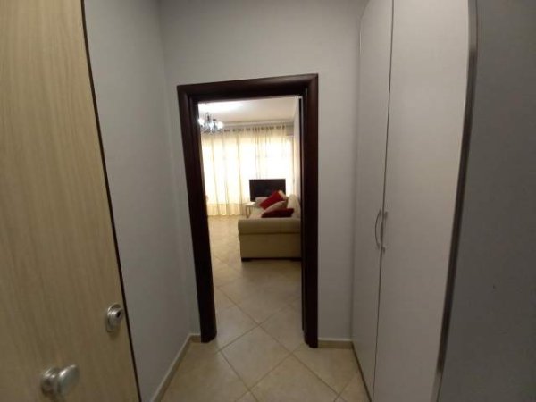 Tirane, jepet me qera apartament 1+1 Kati 2, 65 m² 300 Euro (Rruga Don Bosko)