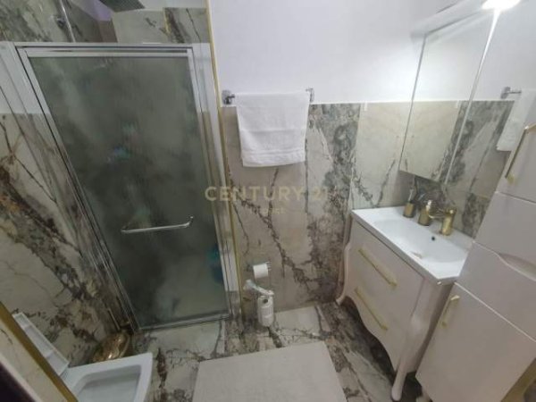Tirane, SHESIM APARTAMENT 2+1 LUKSOZ , TEK 21 DHJETORI PRANE MOZAIKUT