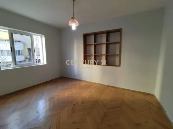 JEPET ME QIRA APARTAMENT 5+1+2 PRANE STADIUMIT DINAMO Kati 2, 700 Euro