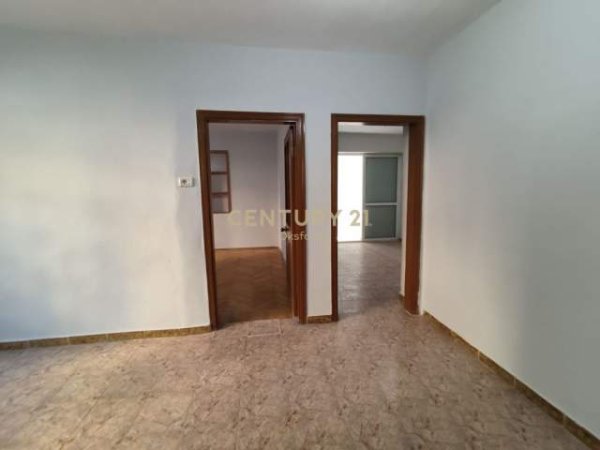 JEPET ME QIRA APARTAMENT 5+1+2 PRANE STADIUMIT DINAMO Kati 2, 700 Euro