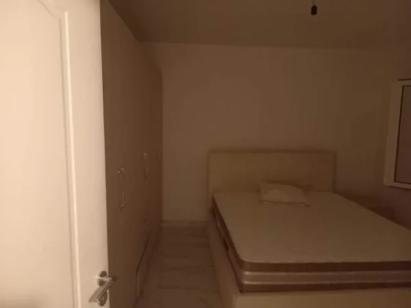 Tirane, jepet me qera Vile Kati 1, 660 m² 500 Euro (Rruga Kavajes)