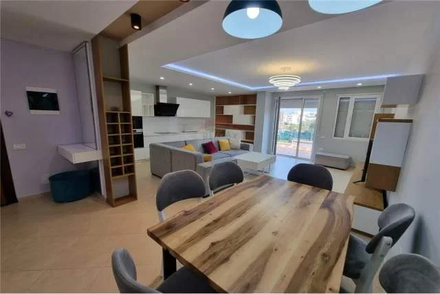 Tirane, jepet me qera apartament 2+1+A+BLK Kati 5, 127 m² 850 Euro (Rruga Kroit)